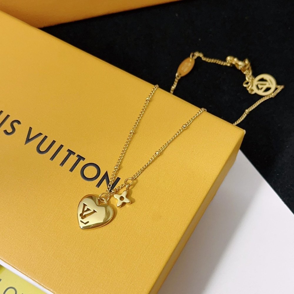 L0vis Vvtt0n Blooming Heart Necklace Gold M02310