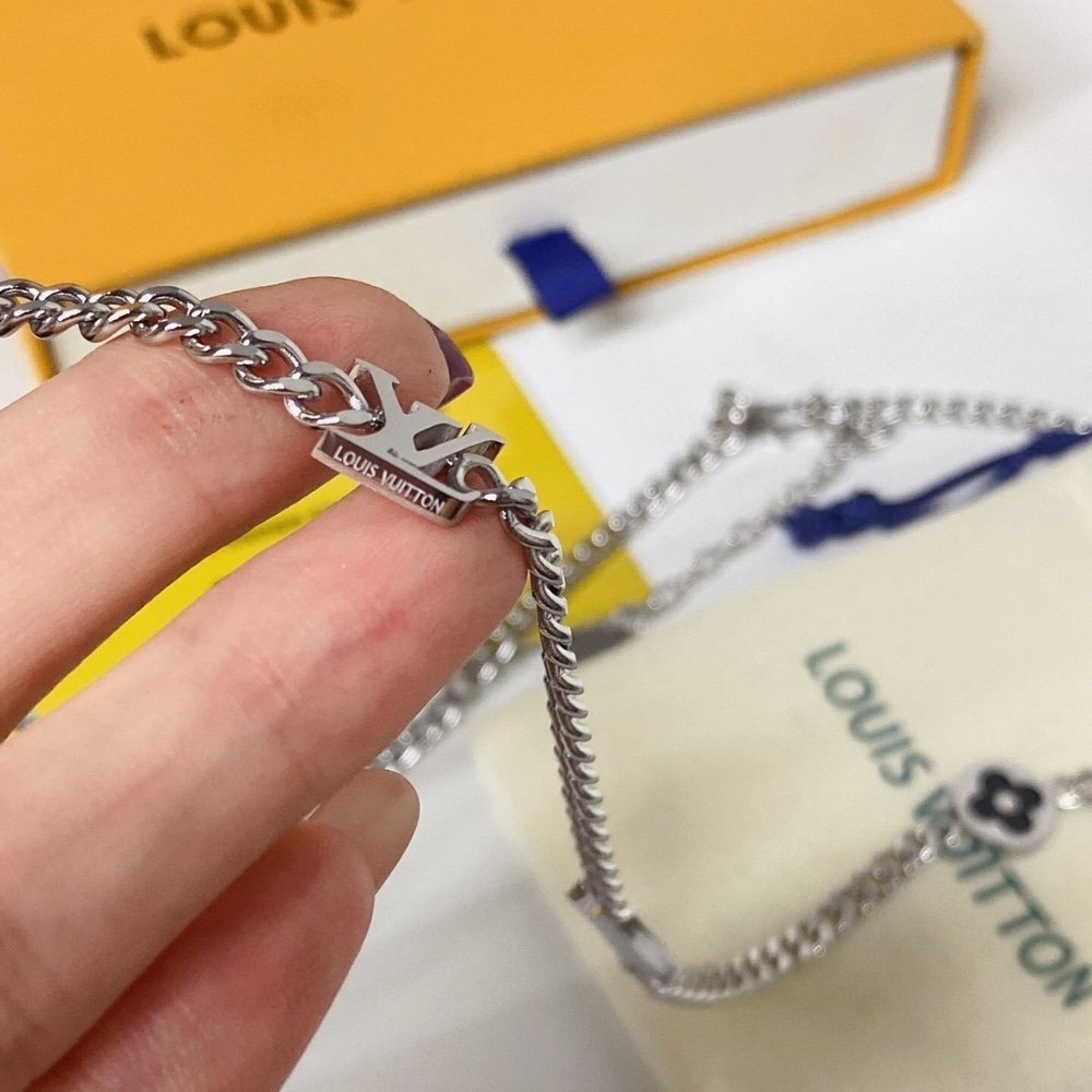 L0vis Vvtt0n Lv Spike Charms Necklace Silver M01717