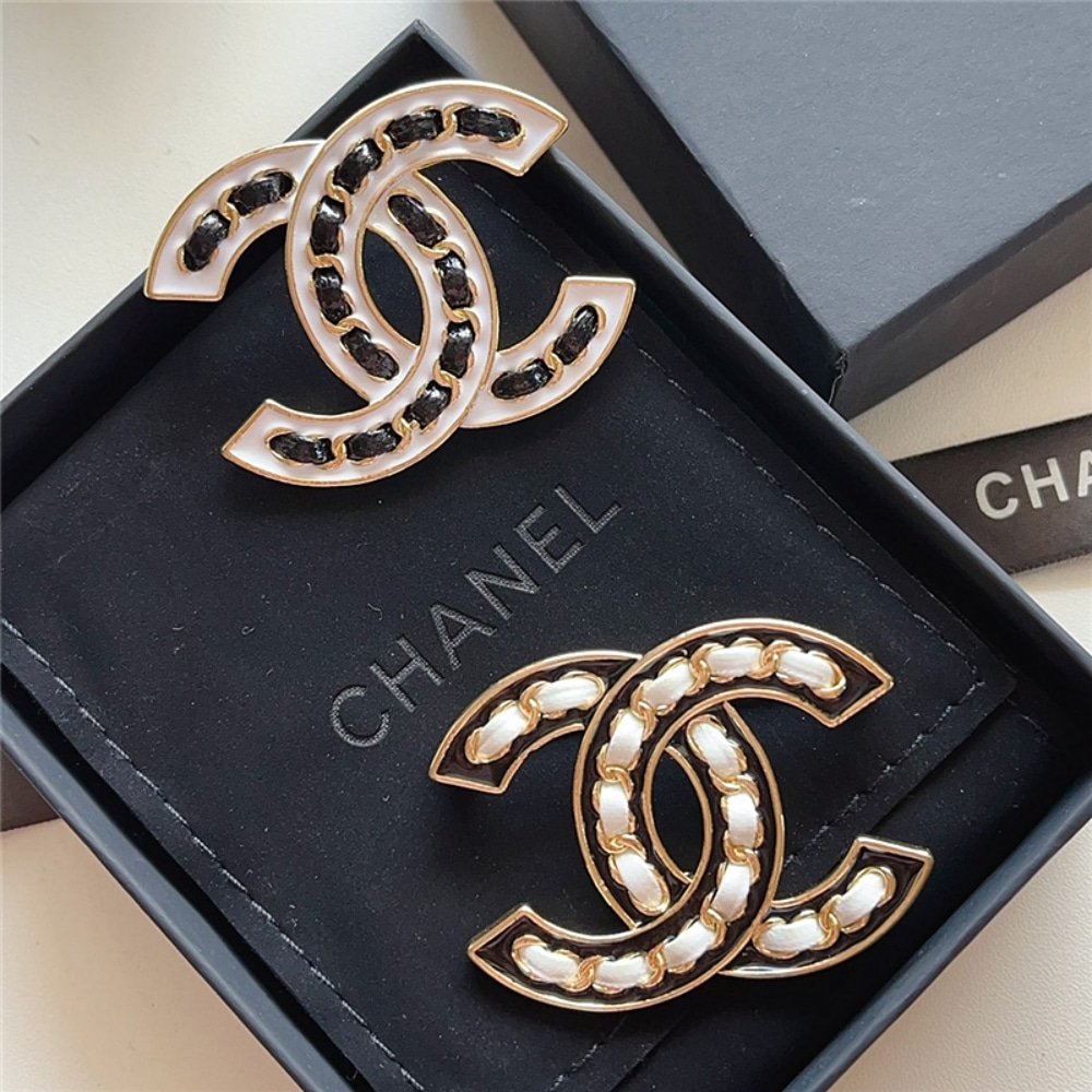 Ch**el Cc Brooch Black With White Interwoven Chain Pattern
