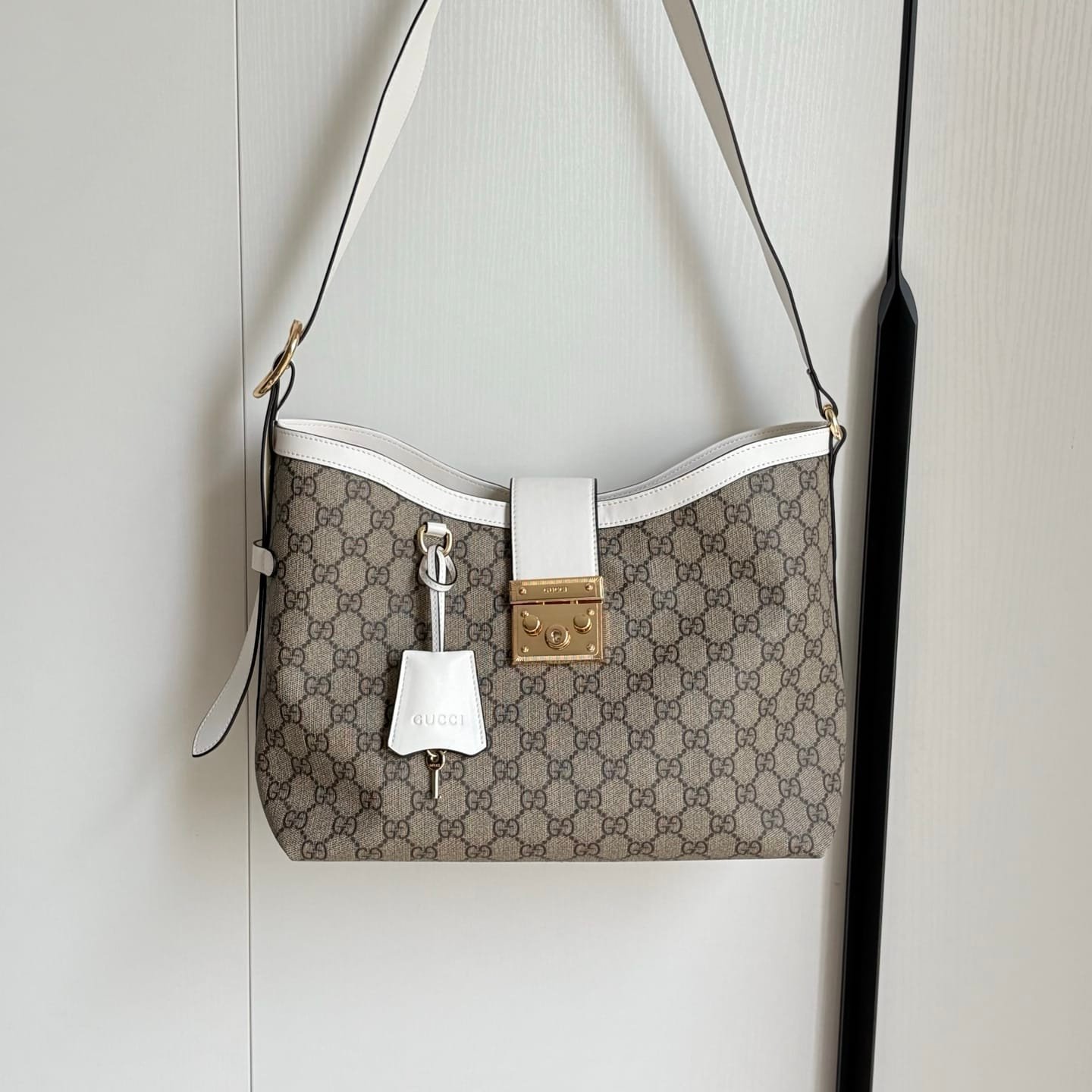 Gvc*1 Padlock Gg Medium Shoulder Bag White 29Cm
