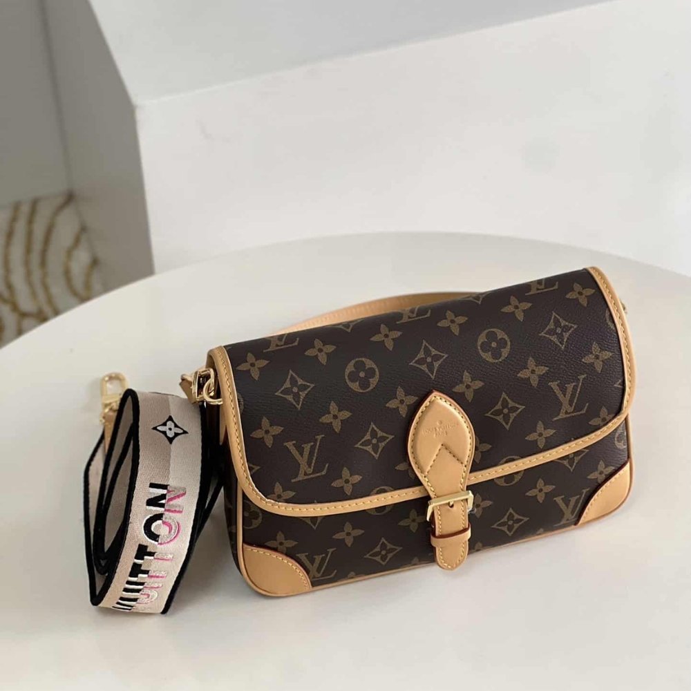 L0vis Vvtt0n Diane Monogram Canvas Black 24Cm M45985