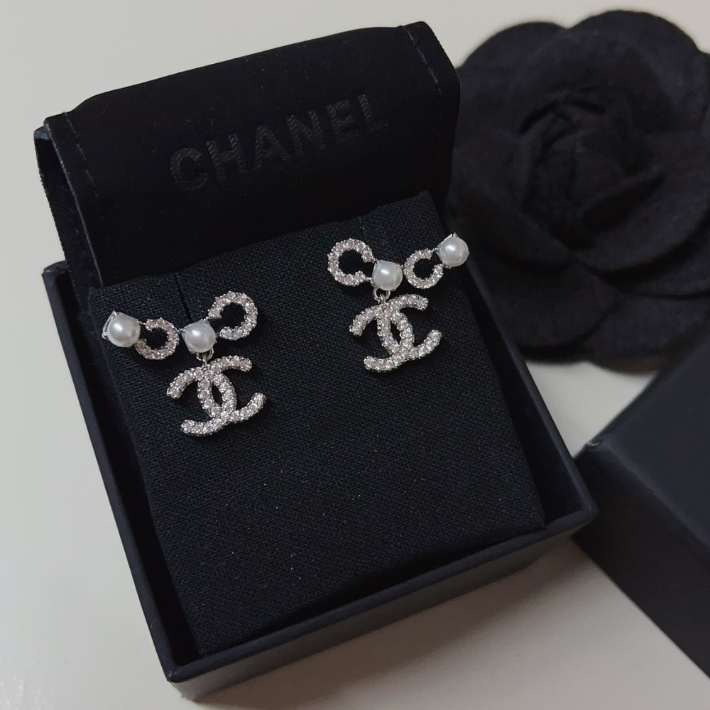 Ch**el Earings Pearly White And Crystal Silver Abf732 B20573 U0937