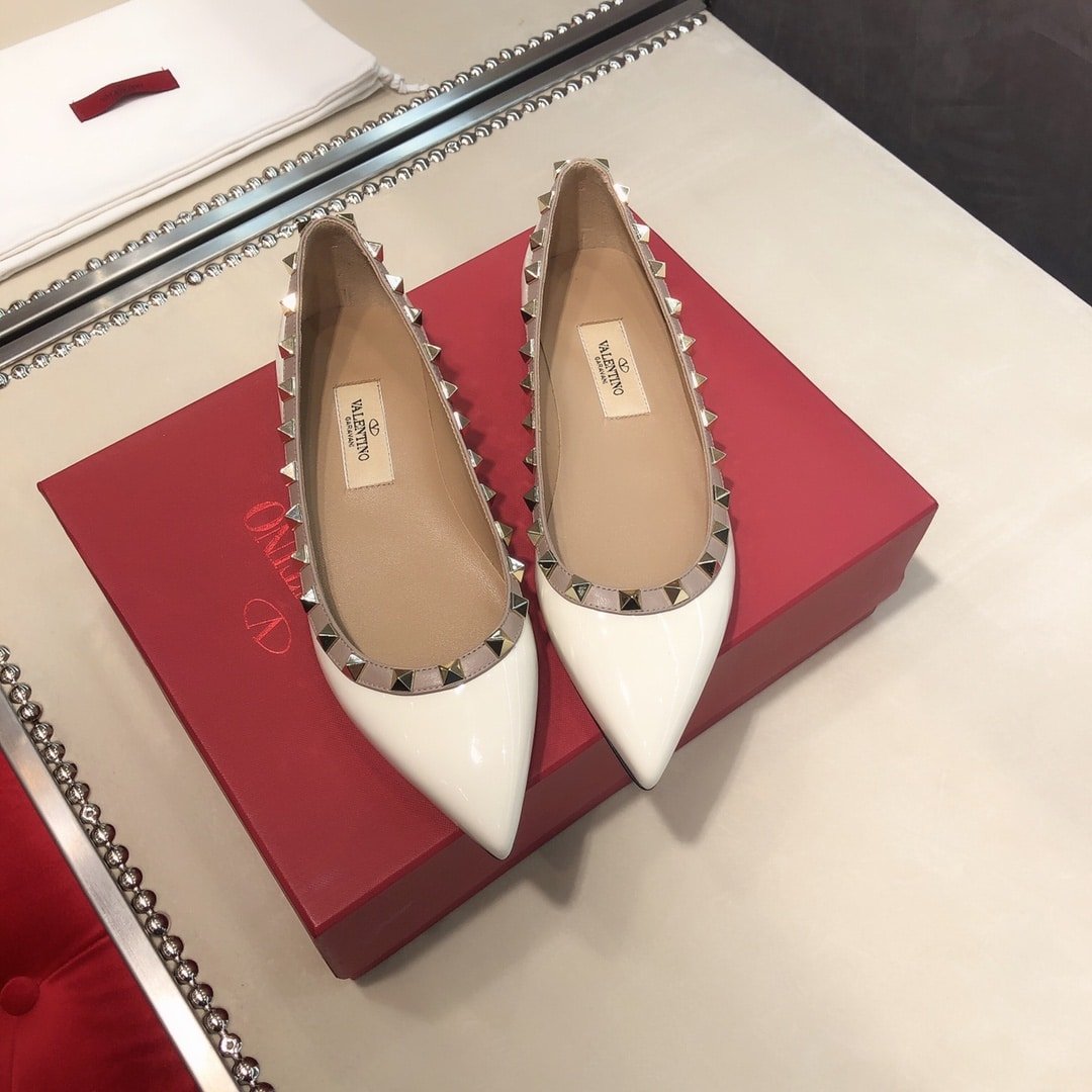 Va1e*ntin0 Patent Rockstud Ballet Flat White