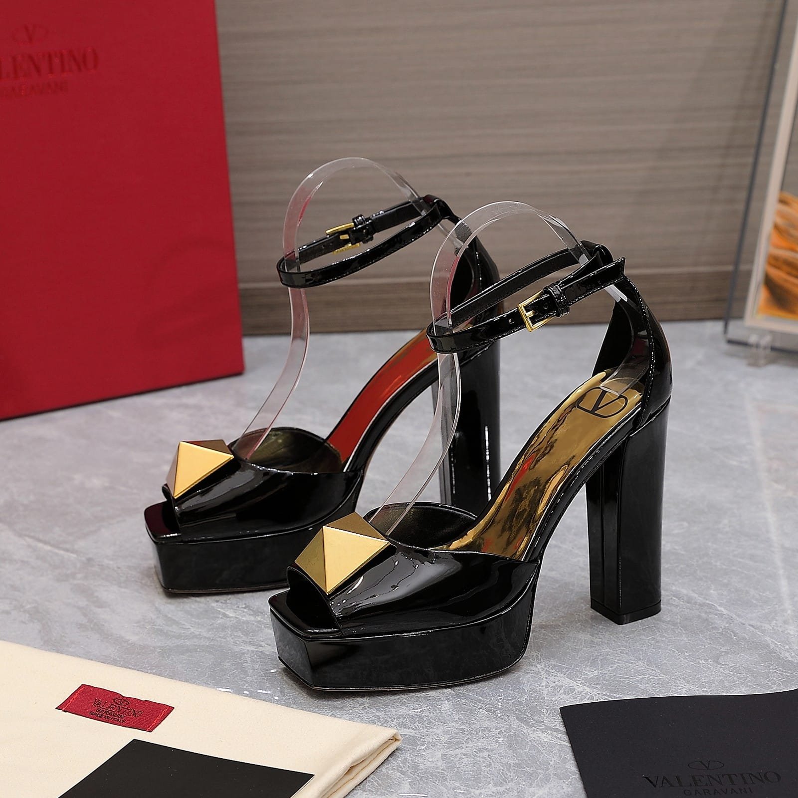 [S*per Vip 1:1] Va1e*ntin0 Garavani Open Toe Pump One Stud Platform Patent Leather Black Zw2S0Ea3Laf 0No