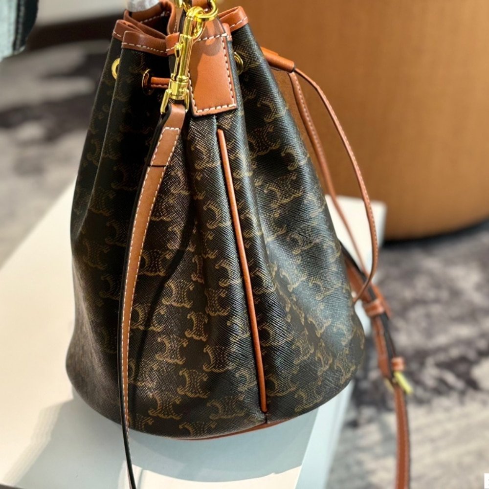 Ce1i*e Clara Triomphe Canvas Calfskin Brown 23Cm