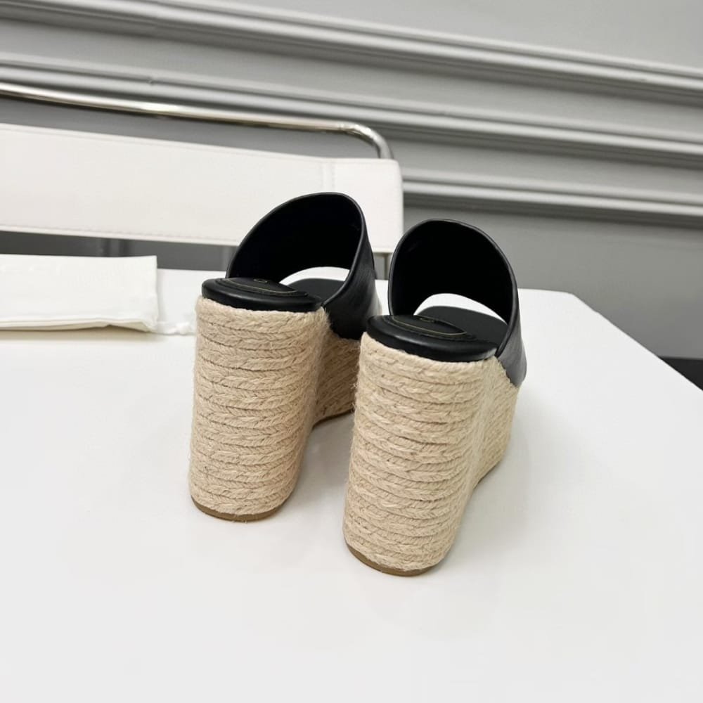 Gvc*1 Women’s Interlocking G Sandal Black