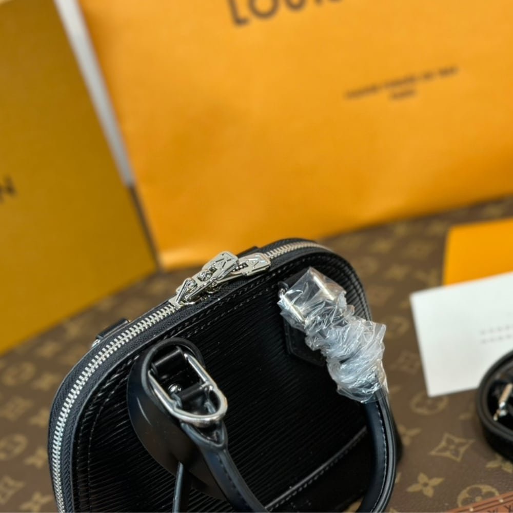 L0vis Vvtt0n Nano Alma Bag Black 18Cm M81945