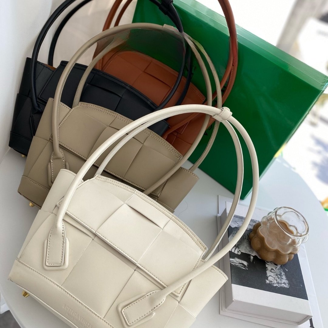 B0tt*ga Ven*ta Arco Handbag Intrecciato Leather In Black 20Cm