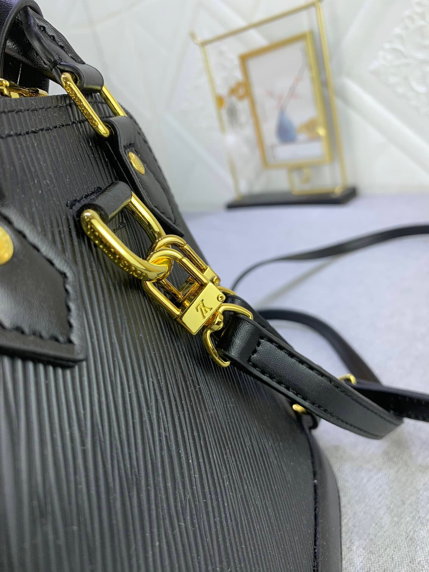 L0vis Vvtt0n Alma Backpack Epi Leather Black 20Cm M25103