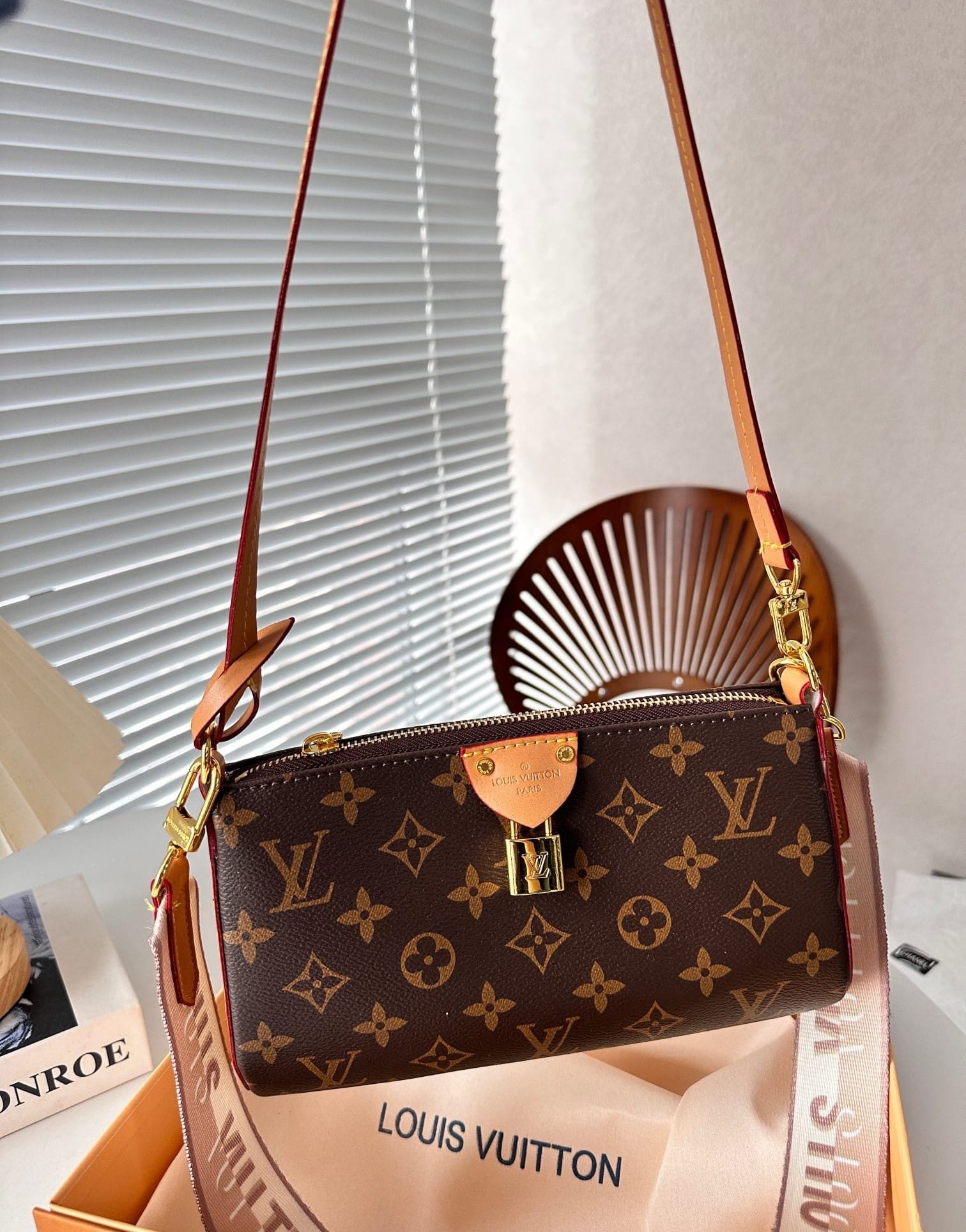 L0vis Vvtt0n Pochette Tirette Monogram Canvas 23Cm M47123