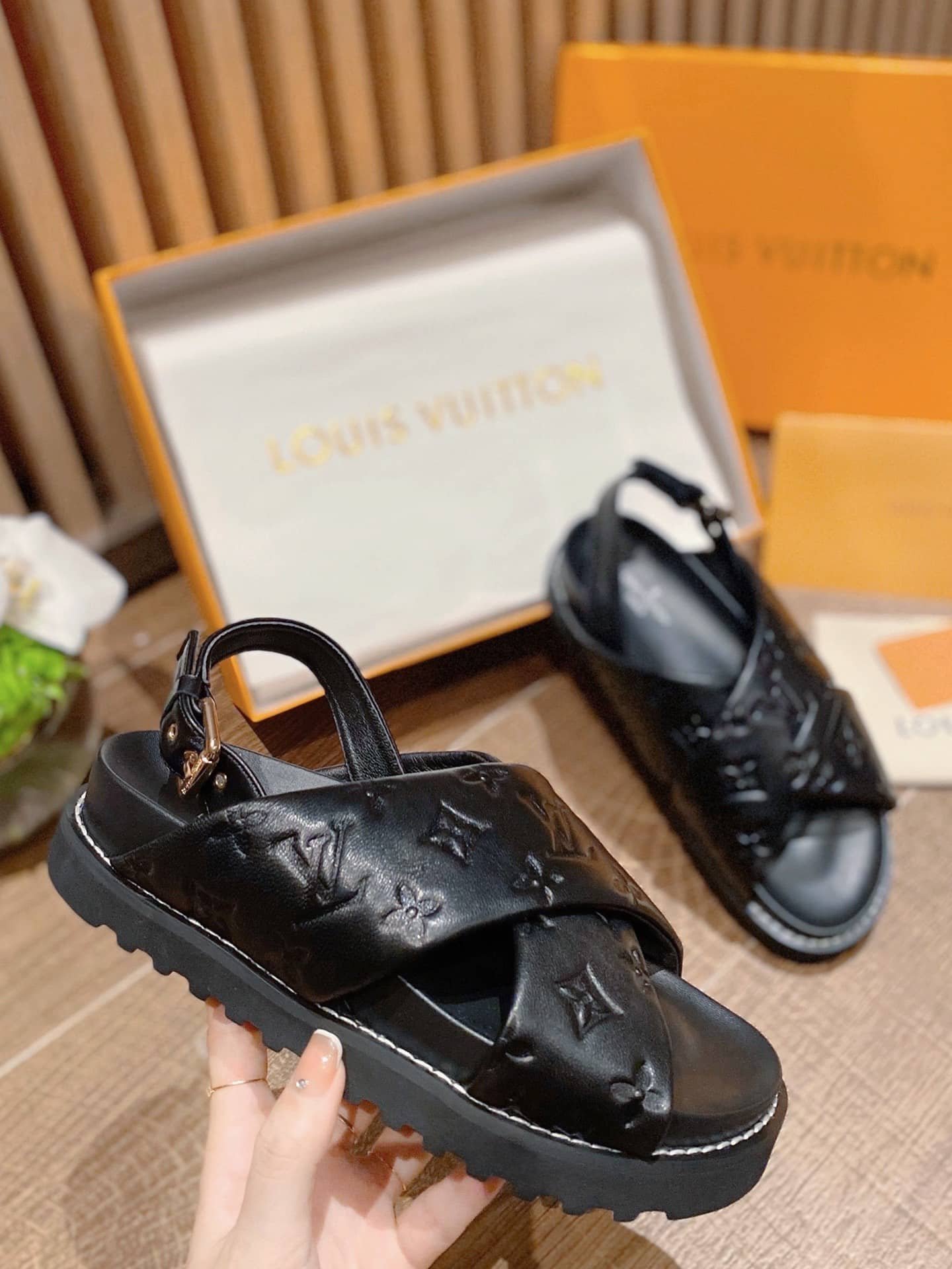 L0vis Vvtt0n Monogram Embossed Paseo Flat Comfort Sandals Black