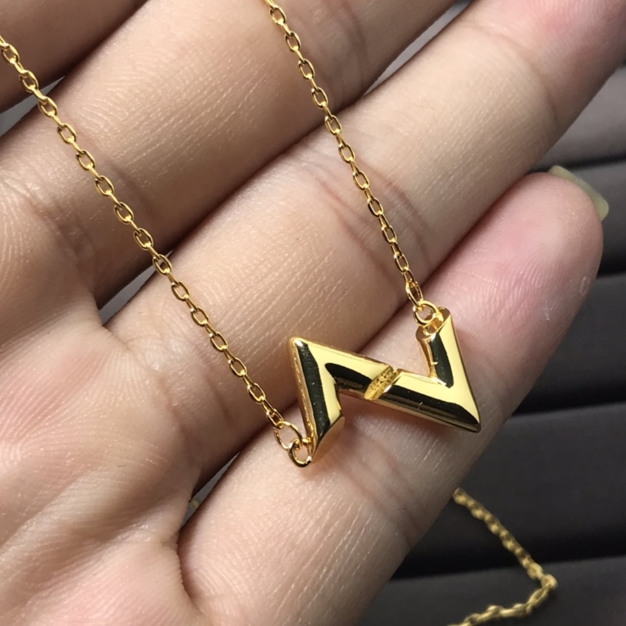 L0vis Vvtt0n Volt Upside Down Pendant Yellow Gold Necklace Q93868