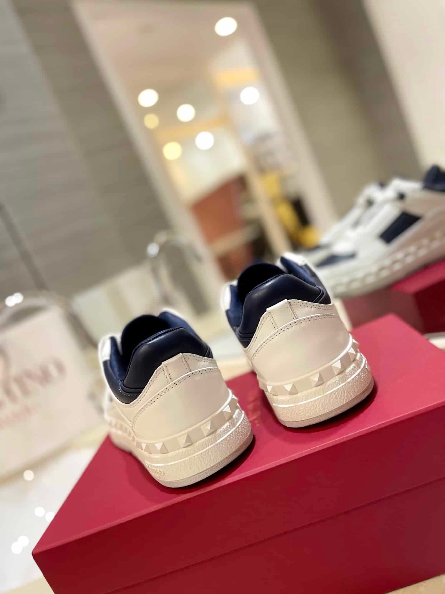 Va1e*ntin0 Garavani Freedots Low Top Sneaker In Calfskin Blue 4Y2S0H43Rdg Fc6