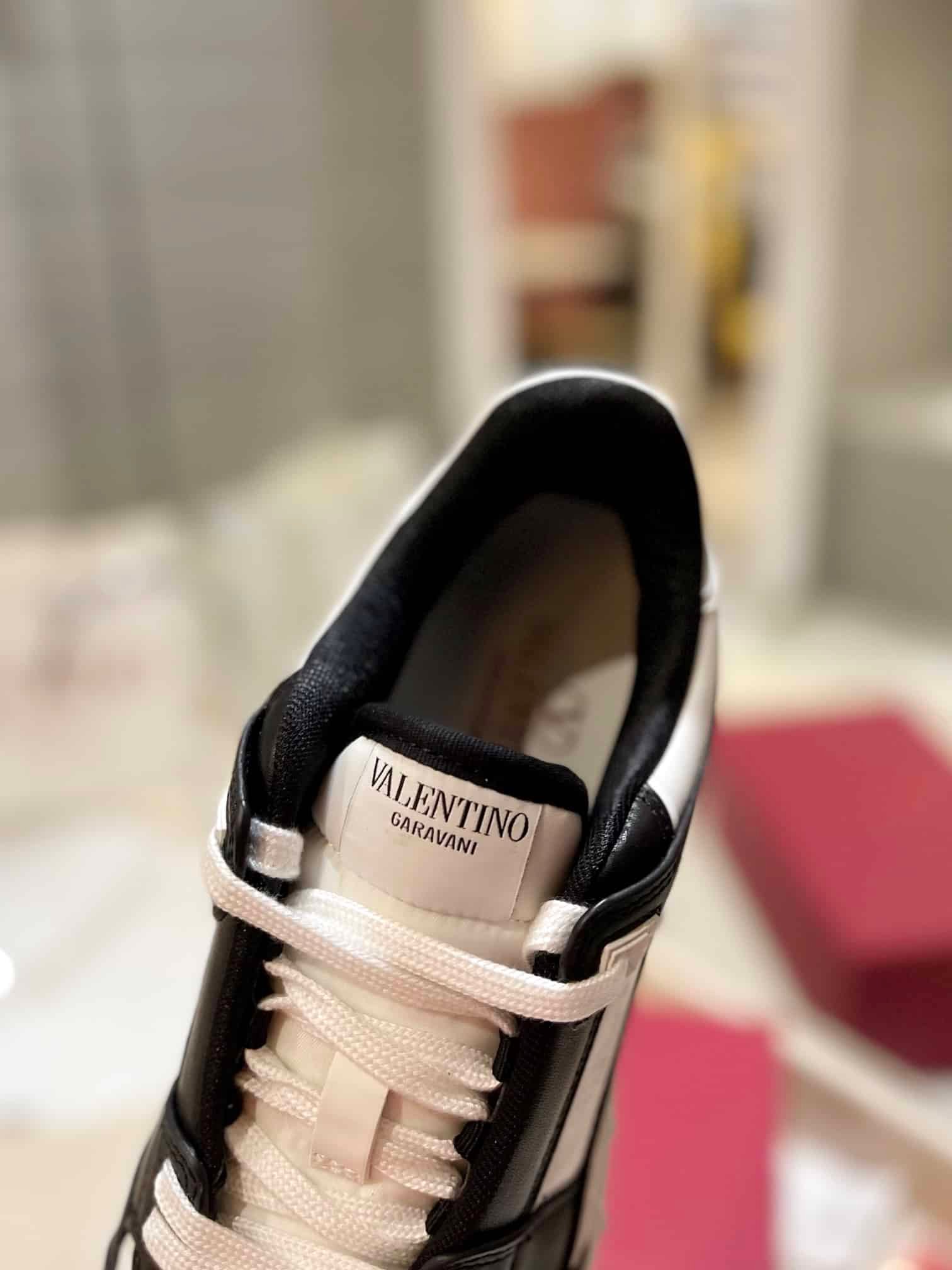 Va1e*ntin0 Garavani Freedots Low Top Sneaker In Calfskin Black 4Y2S0H43Rdg 0Ni