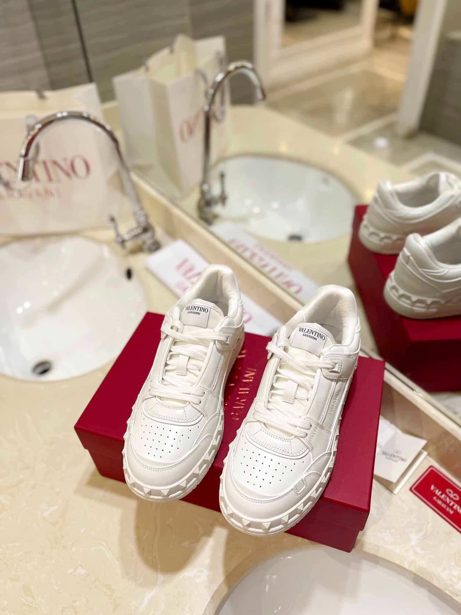 Va1e*ntin0 Garavani Freedots Low Top Sneaker In Calfskin White 4Y2S0H43Rdg 0Bo