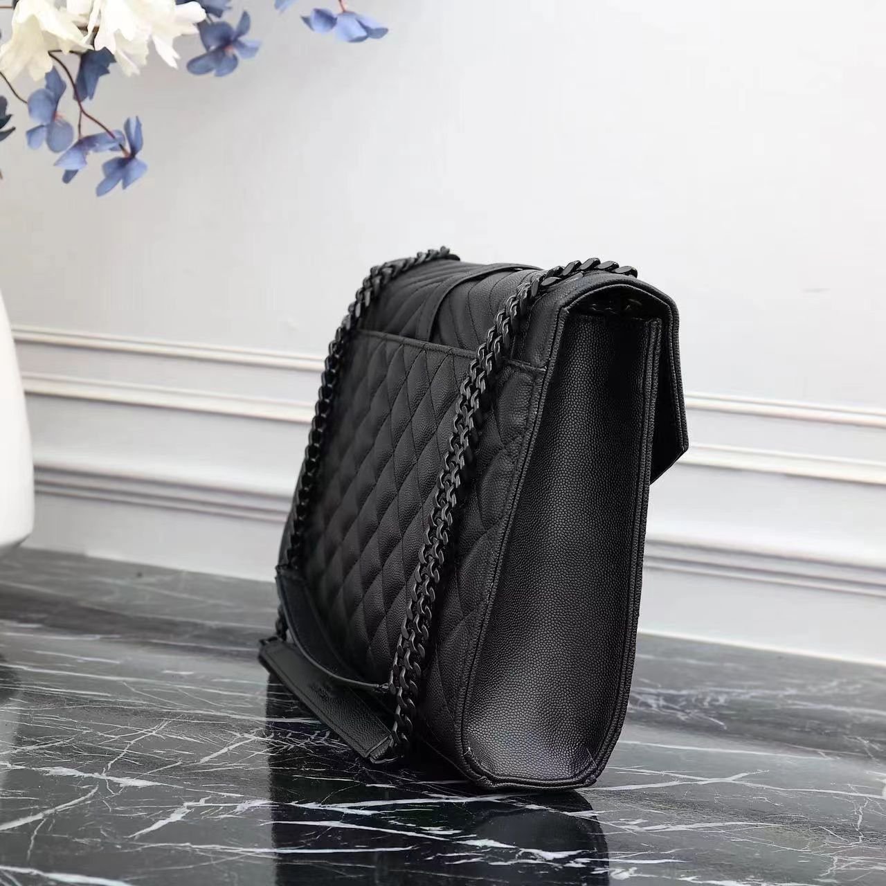 Sa1nt Lau*nt Envelope Large Grain De Poudre Embossed Leather Mix Matelassé Black 31Cm 600166Bow981000